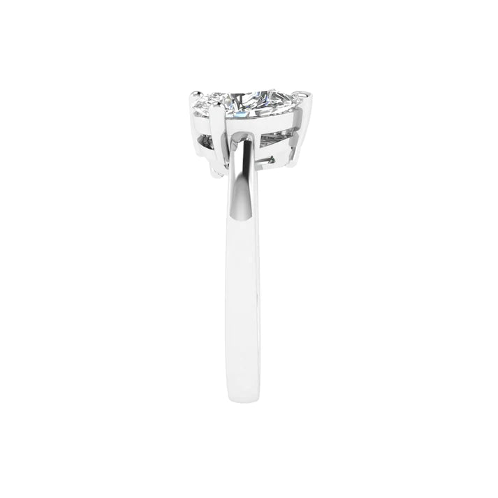 Emerald and pear diamond Toi et Moi ring featuring an elegant pairing of an emerald-cut diamond and a pear-shaped diamond, set in 14k